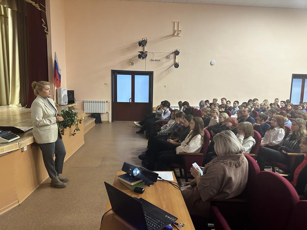 Чем занимается нотариус, школьникам Челябинска рассказали на уроке профориентации
