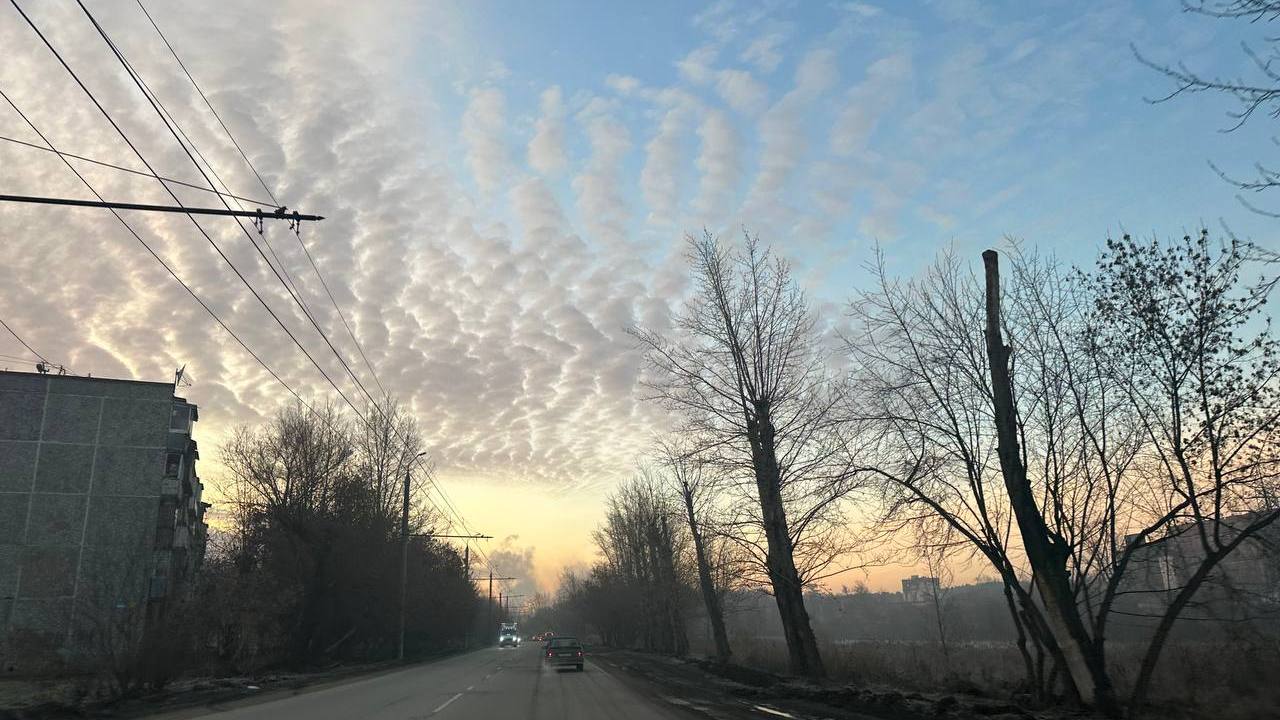 Облака в виде волн заметили в небе над Челябинском