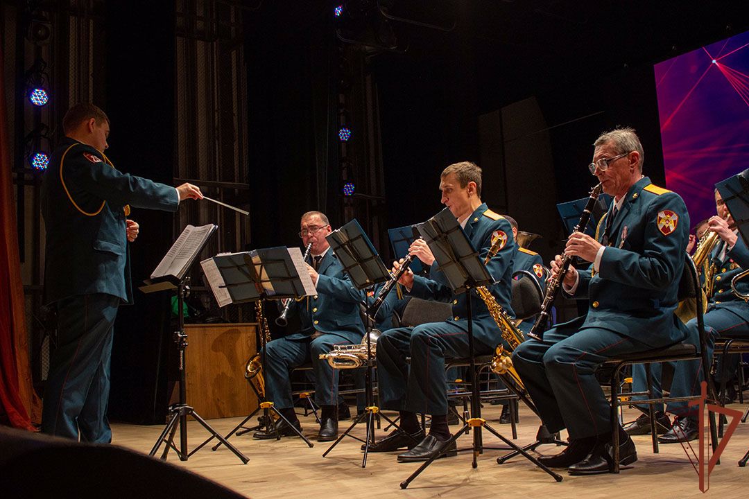 Оркестр Росгвардии устроил концерт в геронтологическом центре Челябинска