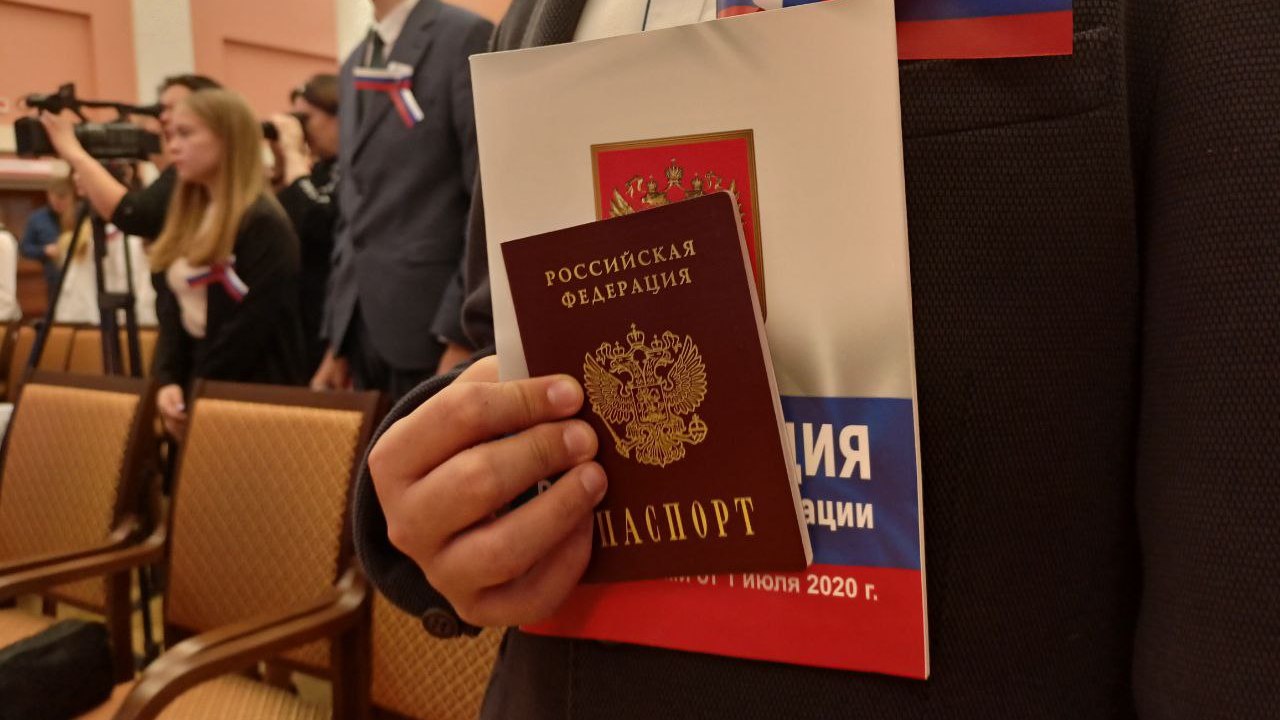 Школьникам Челябинска вручили паспорта перед Днем народного единства