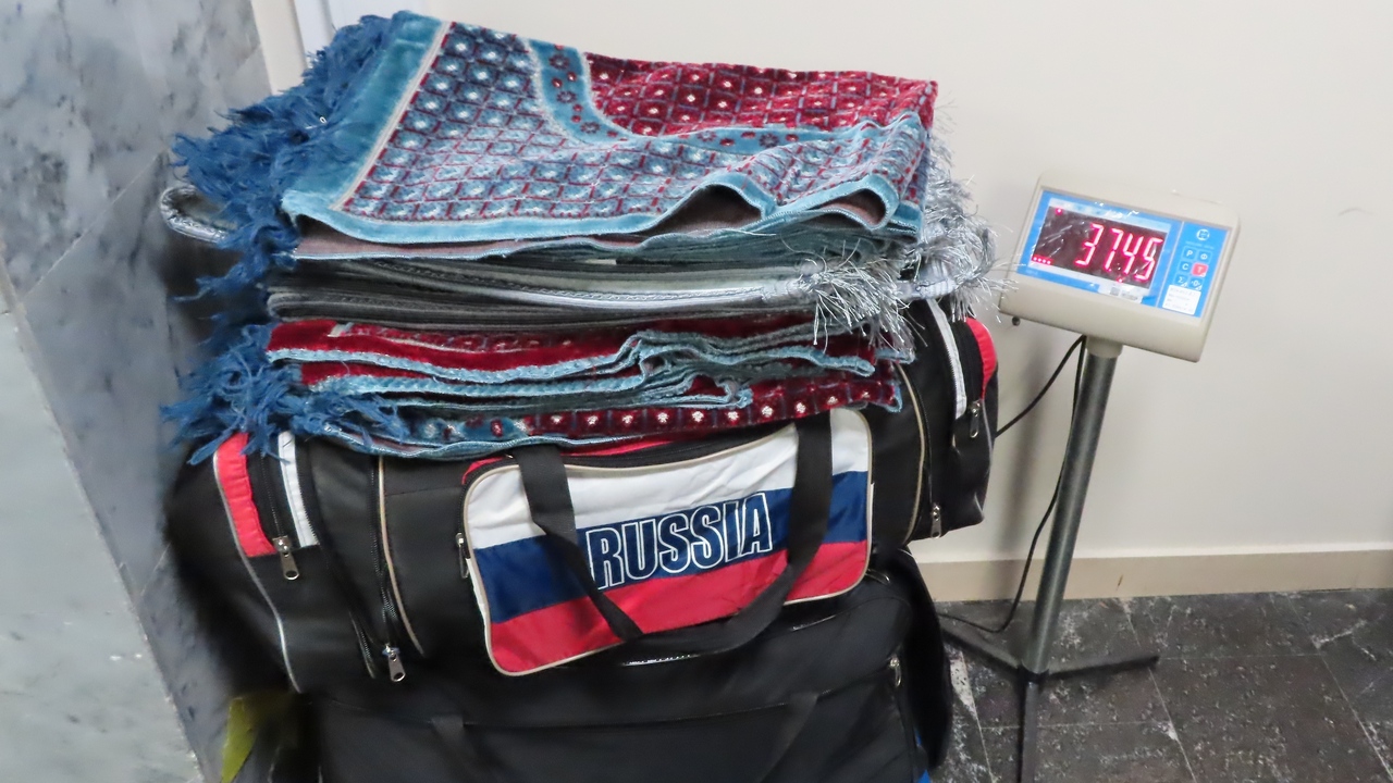 В аэропорту Челябинска у пассажирки изъяли почти 40 кг "подарков" В аэропорту Челябинска у пассажирки изъяли почти 40 кг "подарков"