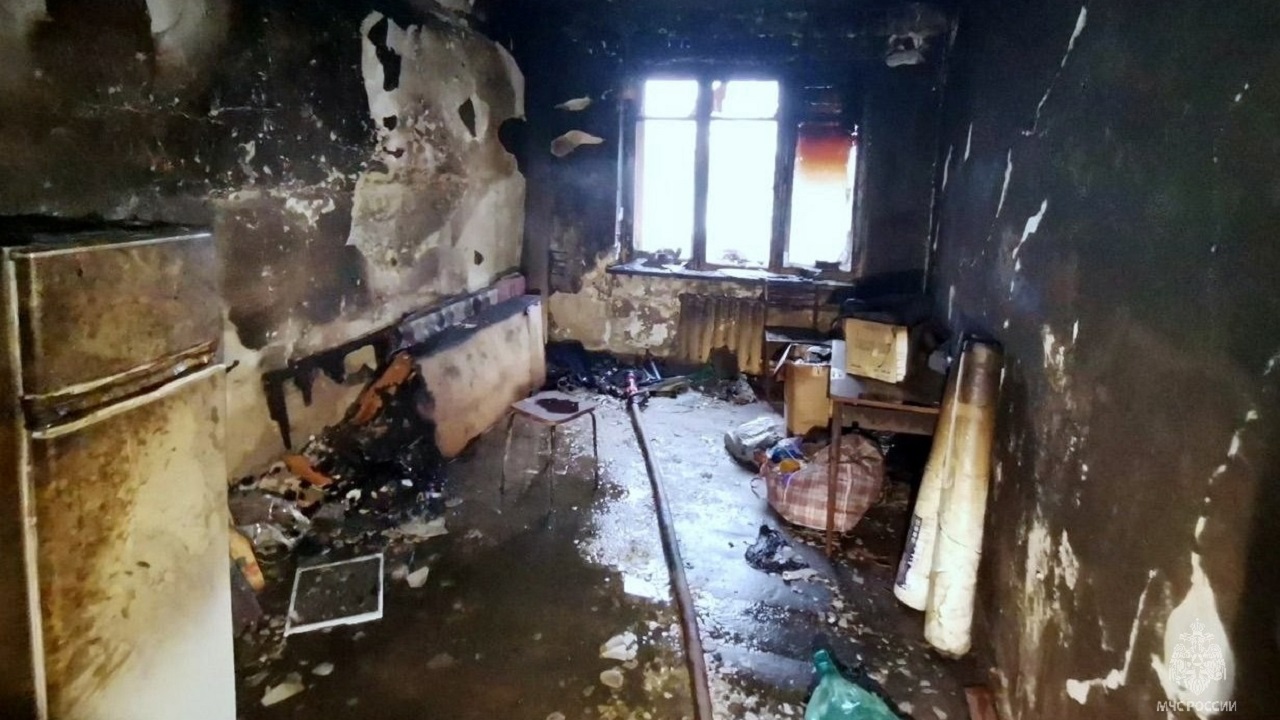 Мужчина пострадал во время пожара в коммунальной квартире в Челябинске