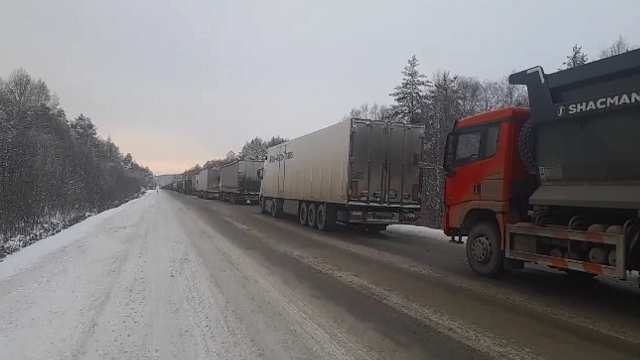 Пробка из-за спящих дальнобойщиков возникла на трассе М5 в Челябинской области  