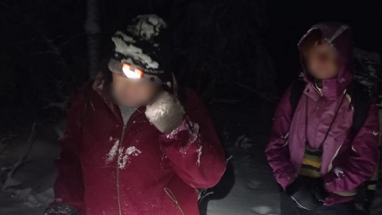 Заблудились в снегу: двух женщин эвакуировали в горах Челябинской области