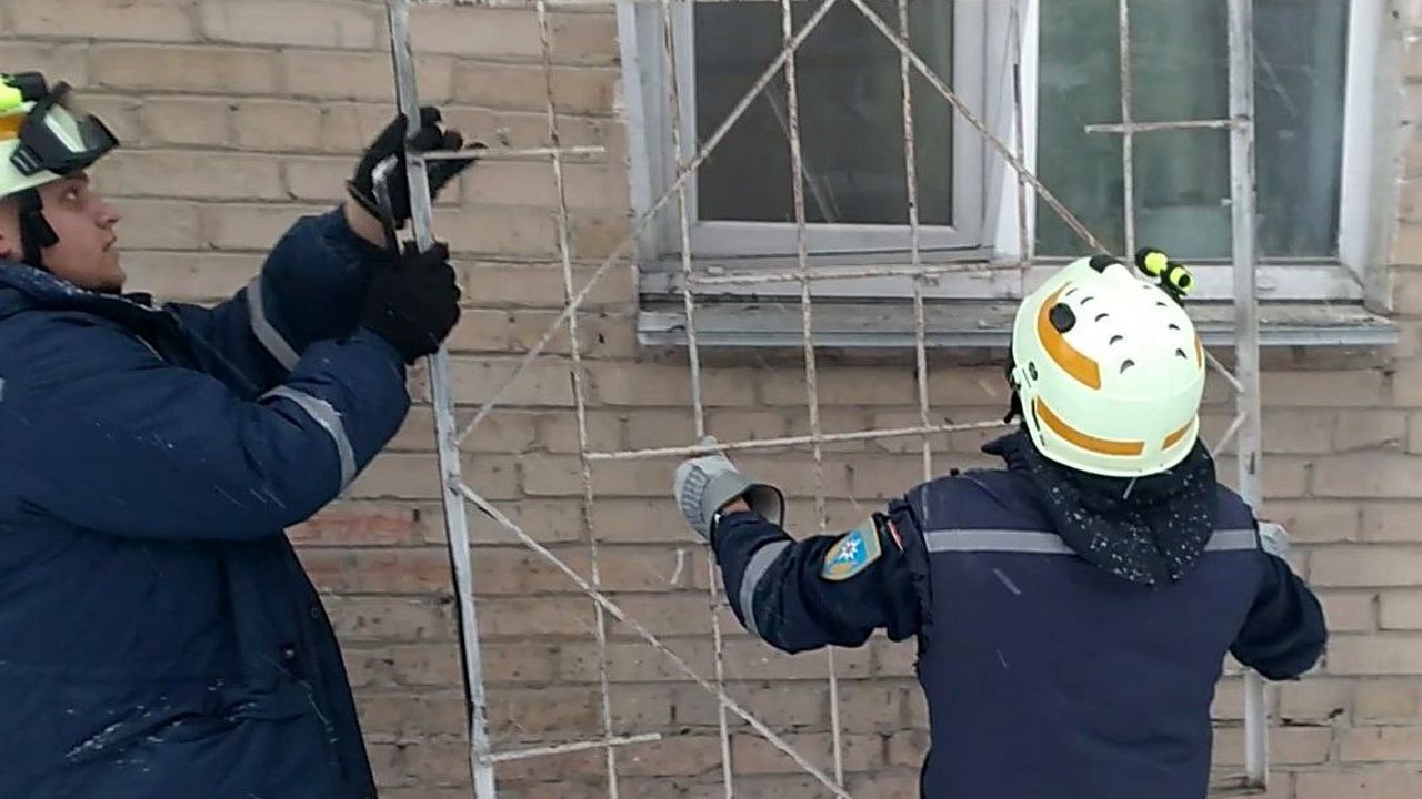 Спасатели в Челябинской области помогли мужчине без сознания, запертому в квартире