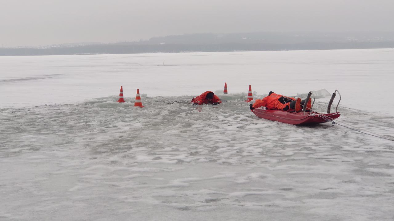 Как выжить, если провалился под лед – инструкция от челябинских спасателей