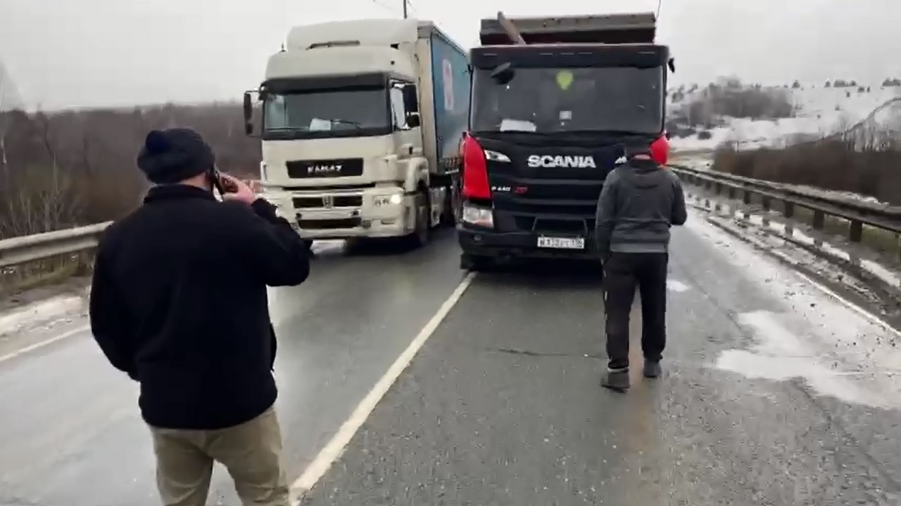 На трассе М5 в Челябинской области 10 автомобилей попали в ДТП, движение перекрыто На трассе М5 в Челябинской области 10 автомобилей попали в ДТП, движение перекрыто