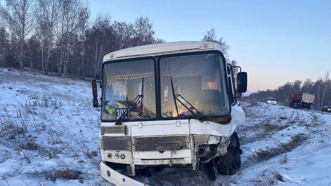 Под Челябинском автобус с пассажирами вылетел в кювет