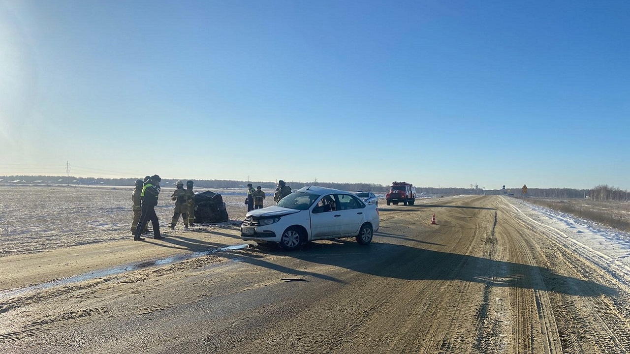 В лобовом ДТП под Челябинском погибли 3 человека В лобовом ДТП под Челябинском погибли 3 человека