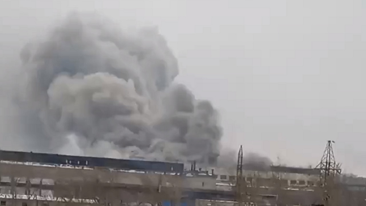 Густой черный дым: на заводе в Челябинске произошел пожар
