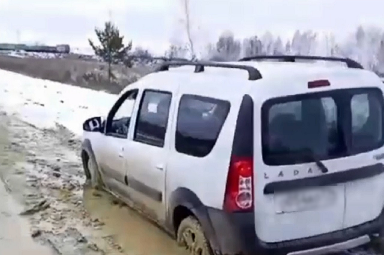 Автомобили застревают: сельская дорога в Челябинской области превратилась в вязкую жижу