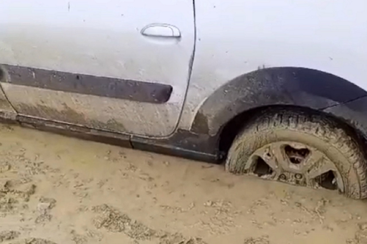 Автомобили застревают: сельская дорога в Челябинской области превратилась в вязкую жижу