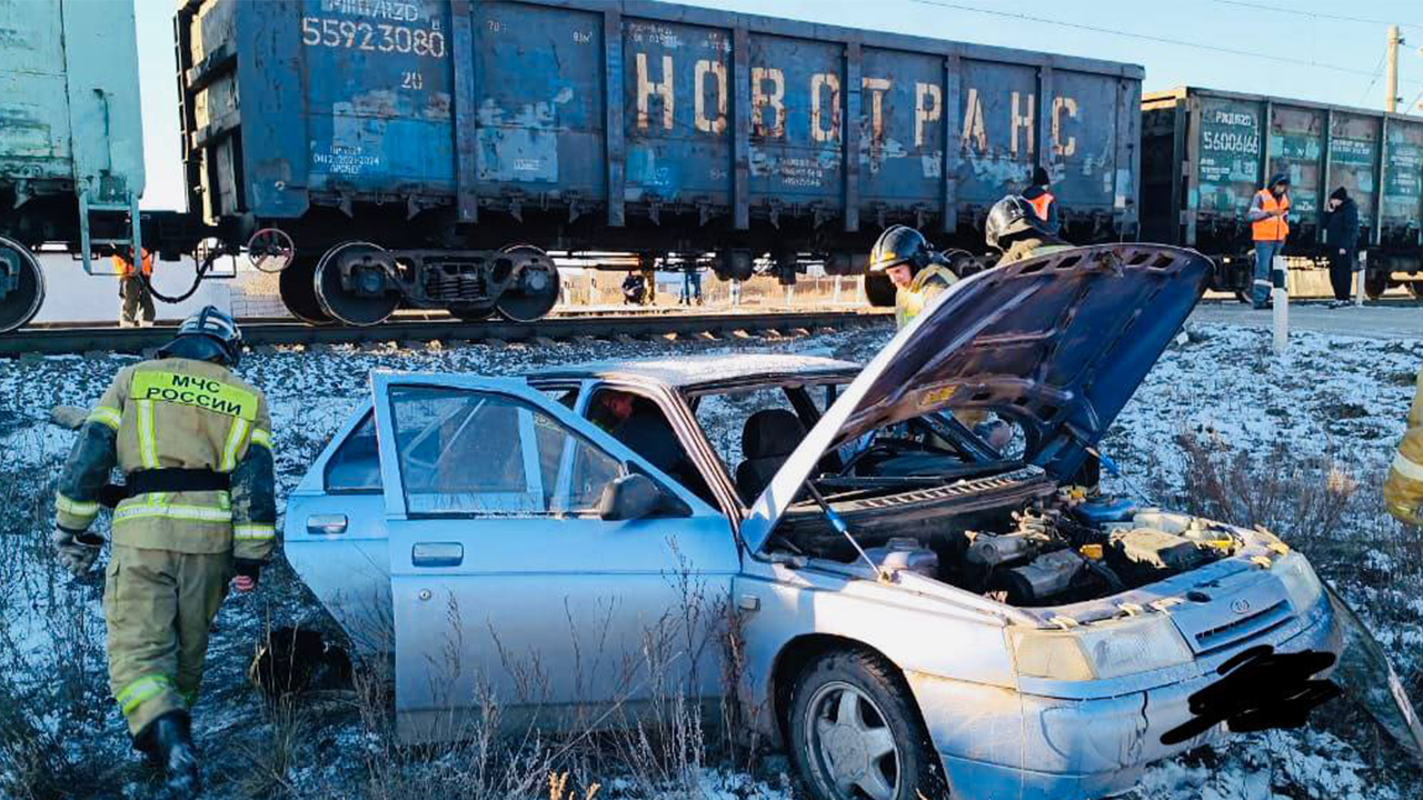Автомобиль попал под поезд на железной дороге в Челябинской области