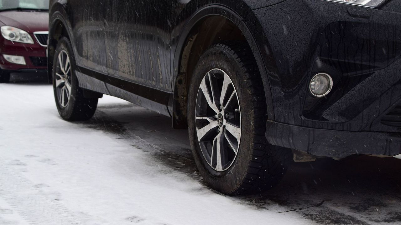 В ГИБДД Челябинской области рассказали, как приспособиться к вождению автомобиля зимой