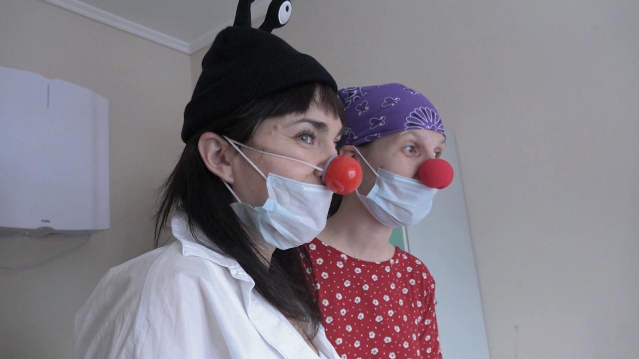 "Лечат радостью и смехом": как больничные клоуны помогают детям в Челябинске
