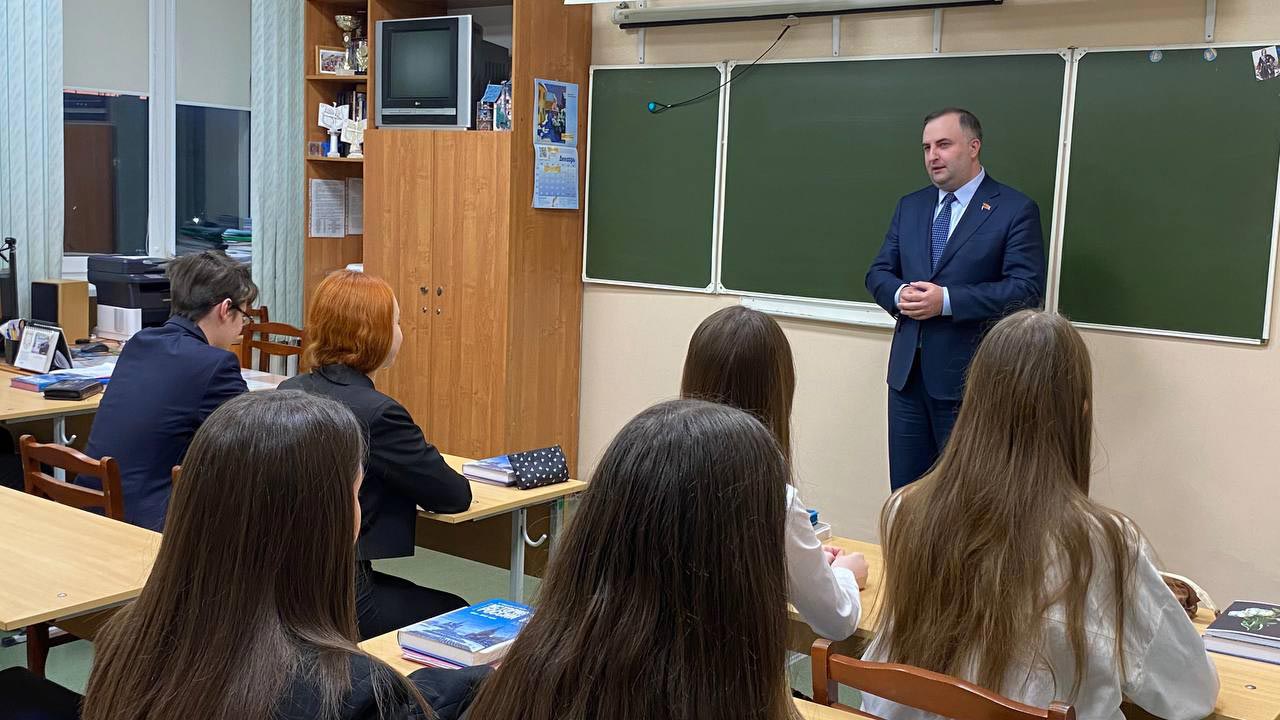 Парламентский урок о Конституции провели для школьников в Челябинске Парламентский урок о Конституции провели для школьников в Челябинске