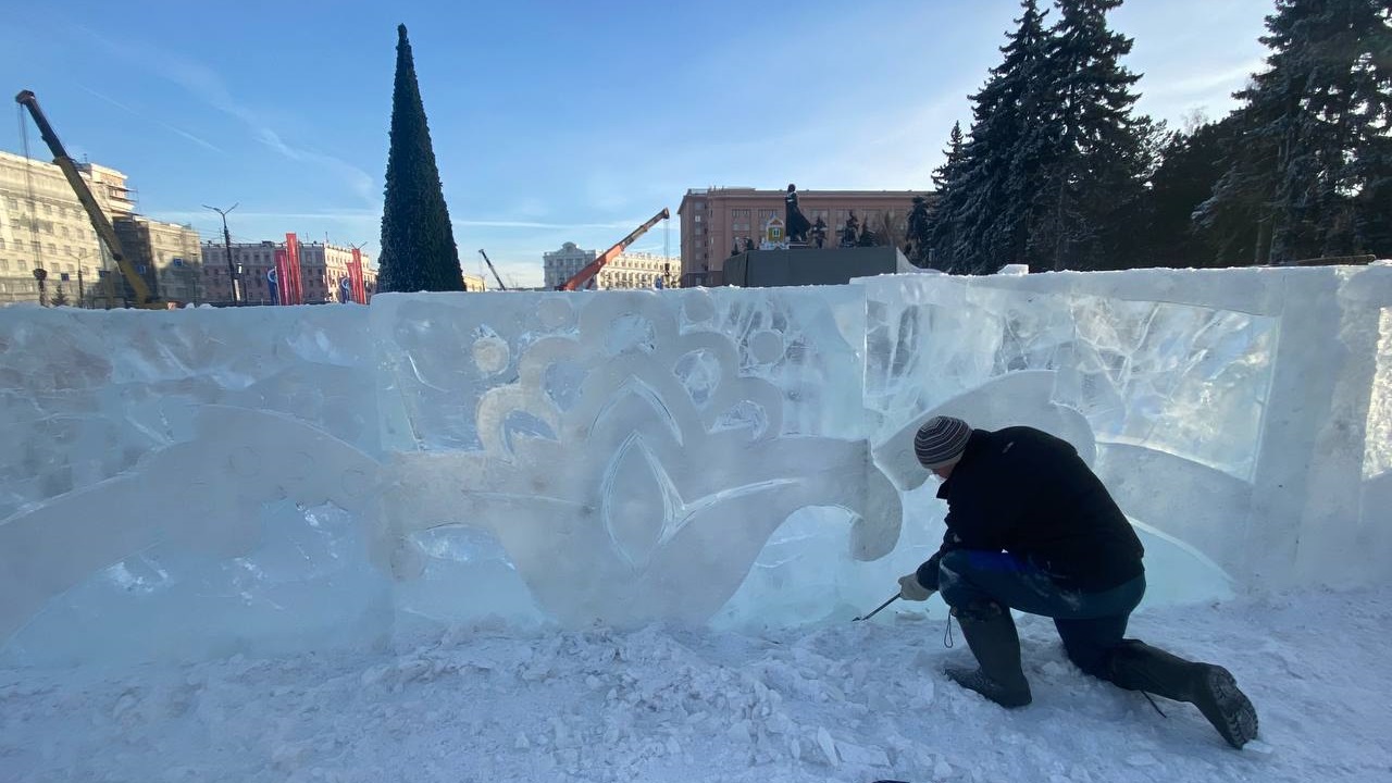 На площади Революции в Челябинске начали демонтаж ледового городка