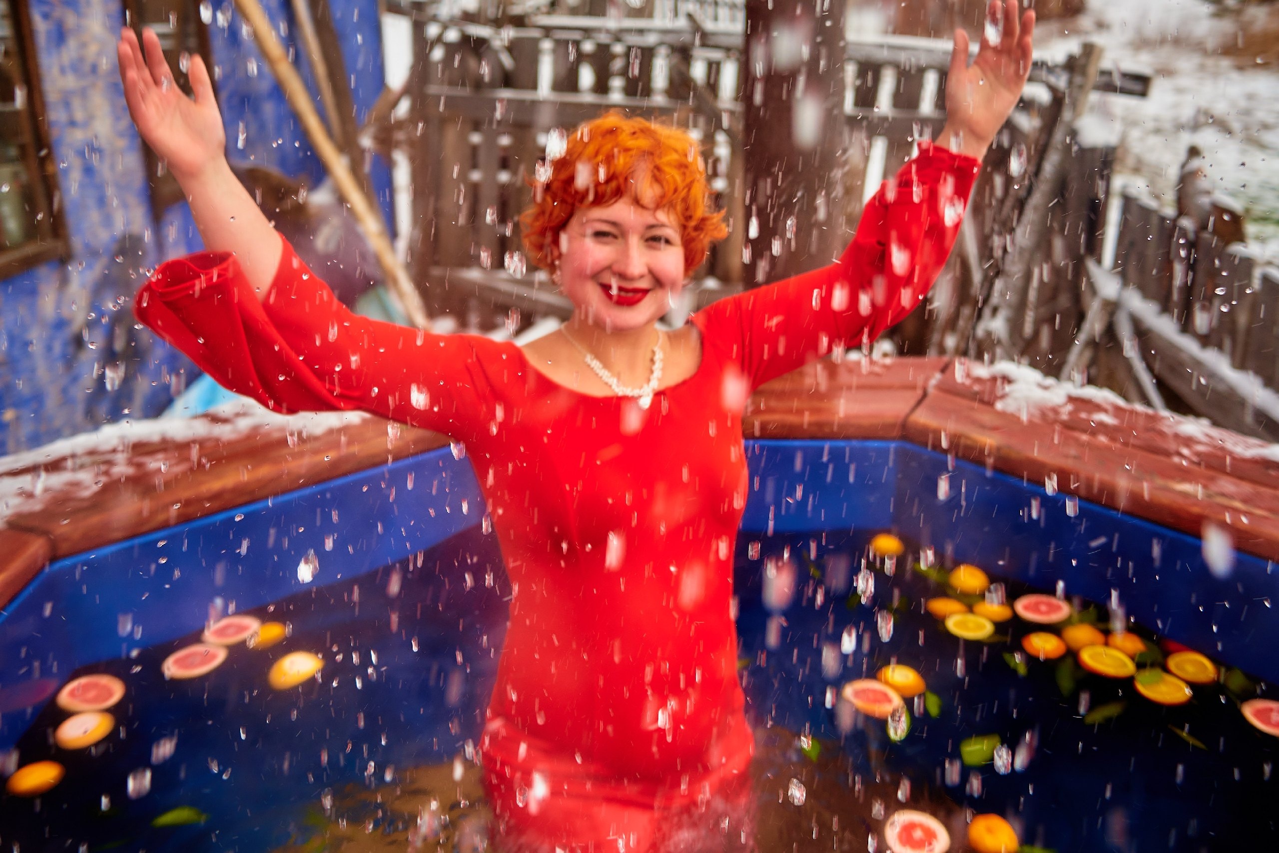 Прорубь с лепестками роз: в Челябинской области "моржи" устроили романтичный заплыв