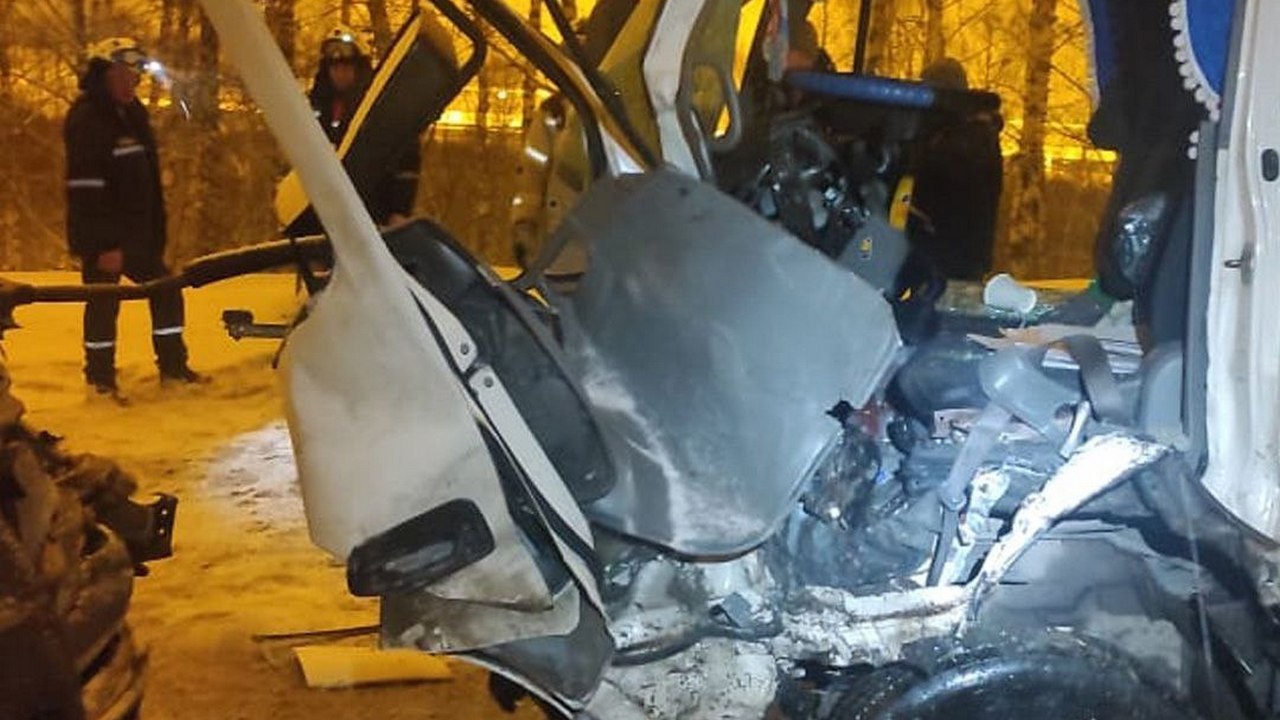 Мужчину зажало в кабине грузовика после аварии в Челябинской области