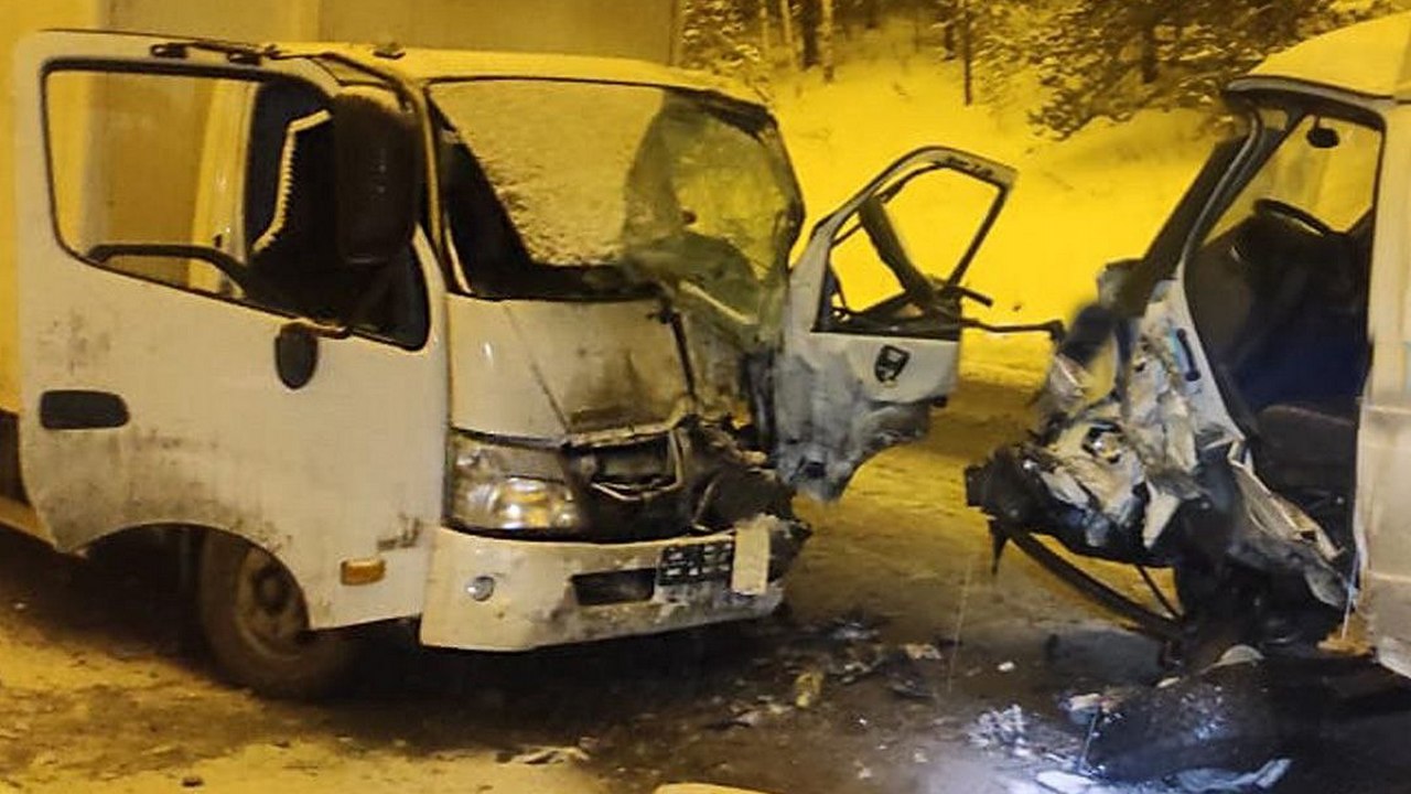 Мужчину зажало в кабине грузовика после аварии в Челябинской области