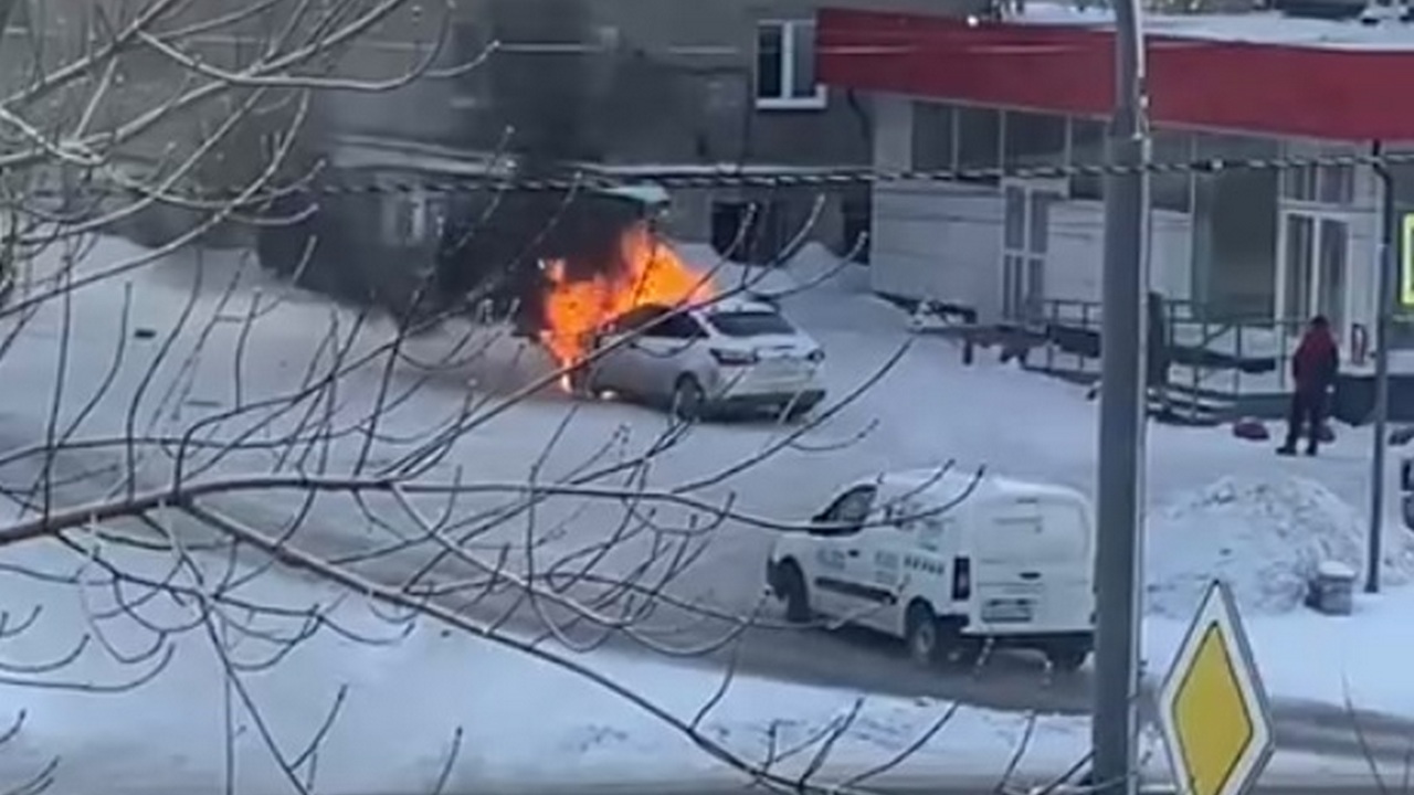 Легковой автомобиль загорелся во время движения в Челябинске ВИДЕО