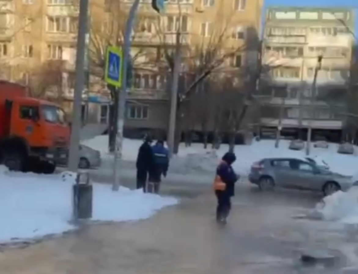 Улицы в Челябинске топит водопроводной водой в 25-градусный мороз: подробности ЧП  