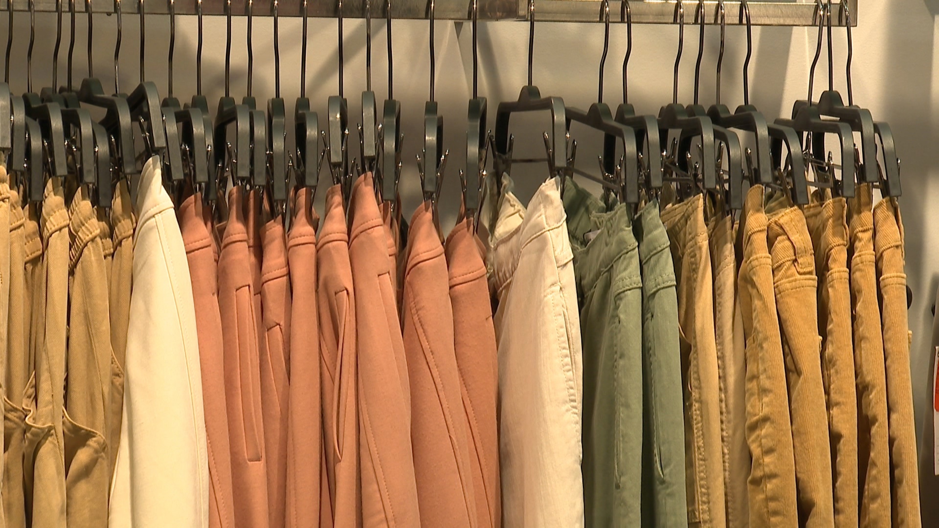 Эксперты объявили главный цвет года: какая одежда будет в тренде