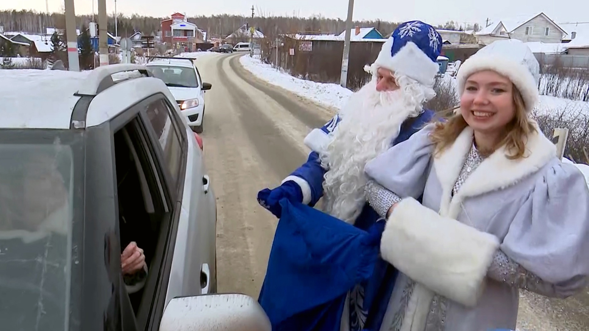Дед Мороз вышел на железнодорожный переезд в Челябинске, чтобы напомнить о правилах