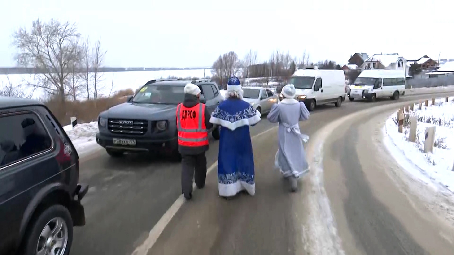 Дед Мороз вышел на железнодорожный переезд в Челябинске, чтобы напомнить о правилах