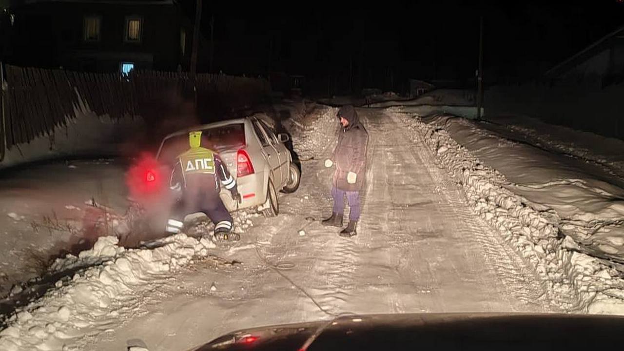 В Челябинской области полицейские не дали семье с детьми замерзнуть на дороге