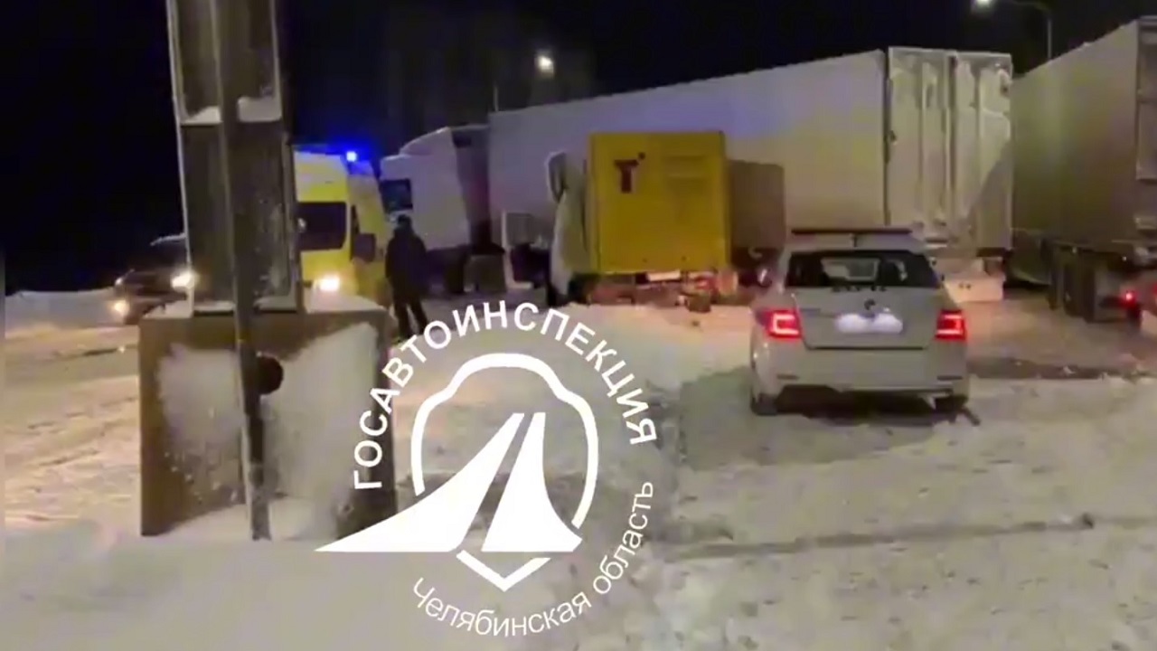 Два грузовика столкнулись на трассе под Челябинском: госпитализирован мужчина