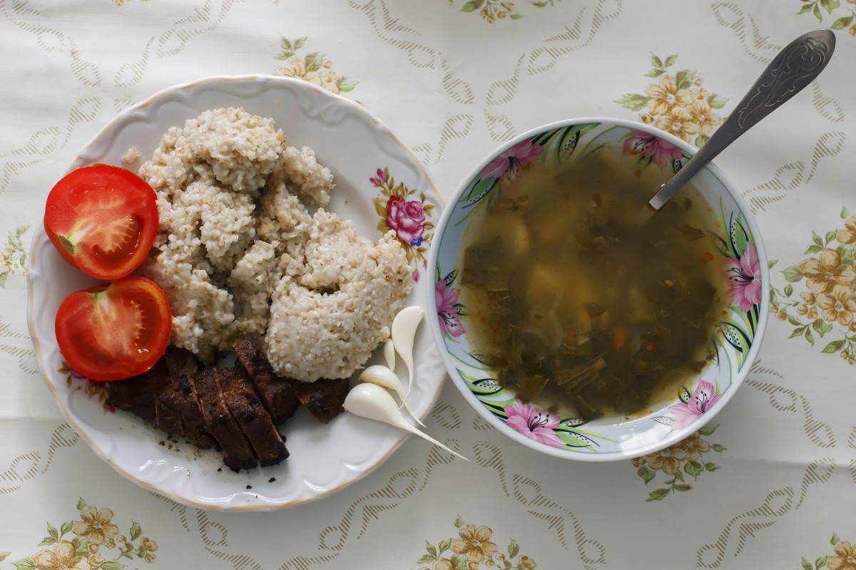 Волонтеры из Челябинской области продолжают кормить горячими обедами жителей ЛНР