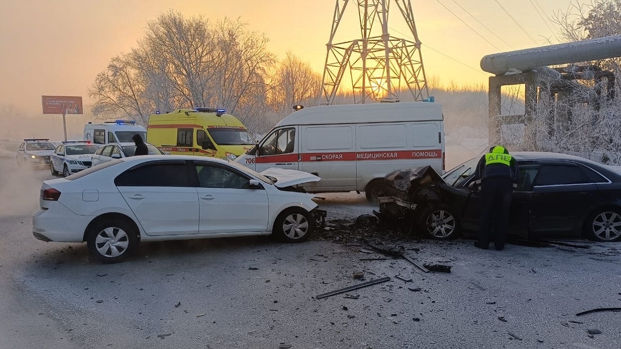 В лобовом ДТП в Челябинске пострадали 5 человек