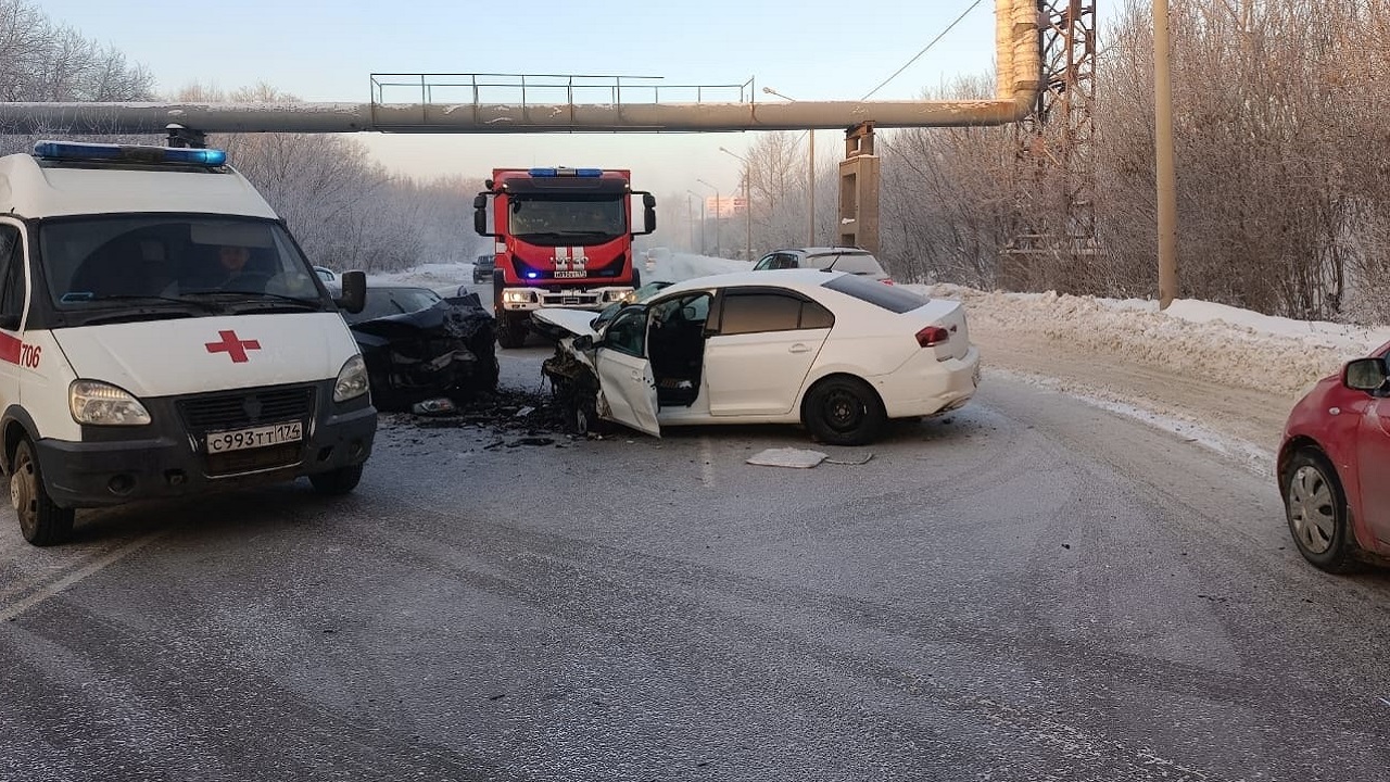 В лобовом ДТП в Челябинске пострадали 5 человек В лобовом ДТП в Челябинске пострадали 5 человек