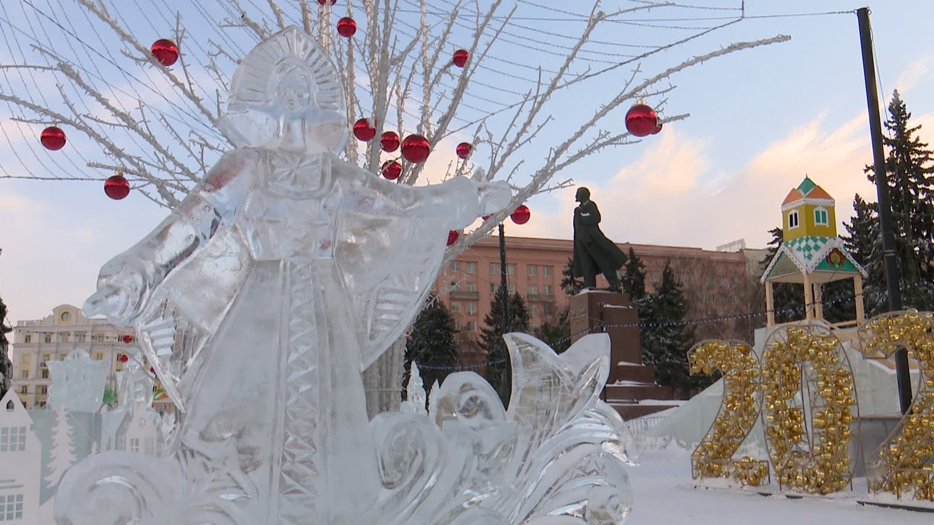 В Челябинске открыли главный ледовый городок на площади Революции 