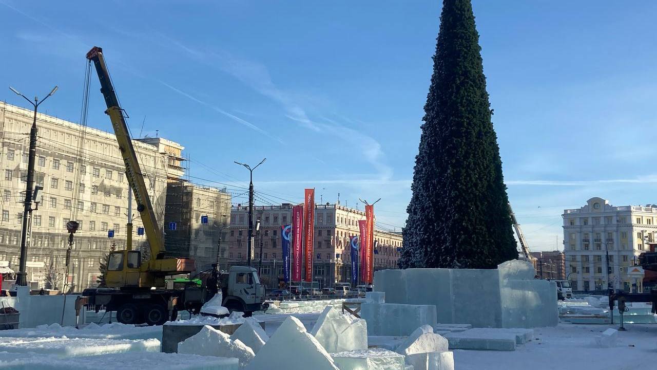 4 дня до Нового года: в Челябинске готовятся к открытию главного ледового городка