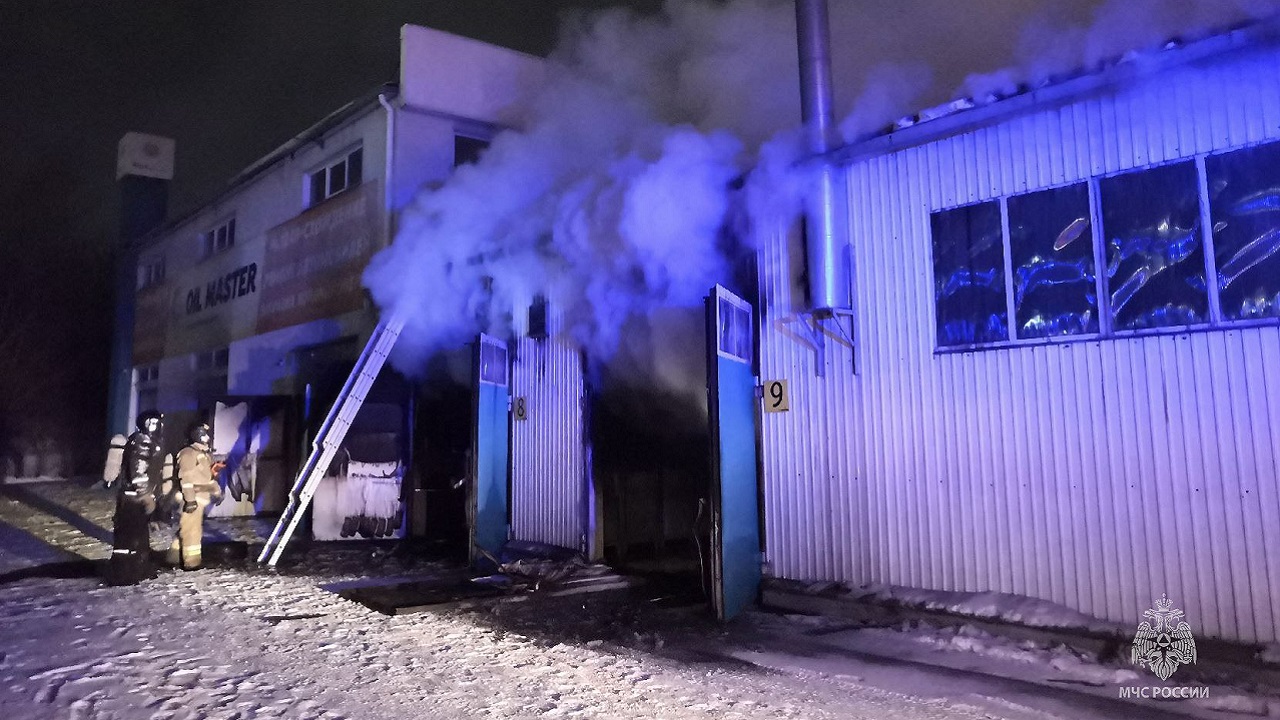 Автомобильный сервис загорелся в Челябинске Автомобильный сервис загорелся в Челябинске