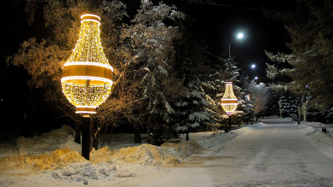 Всю новогоднюю иллюминацию в Челябинске подключат за неделю