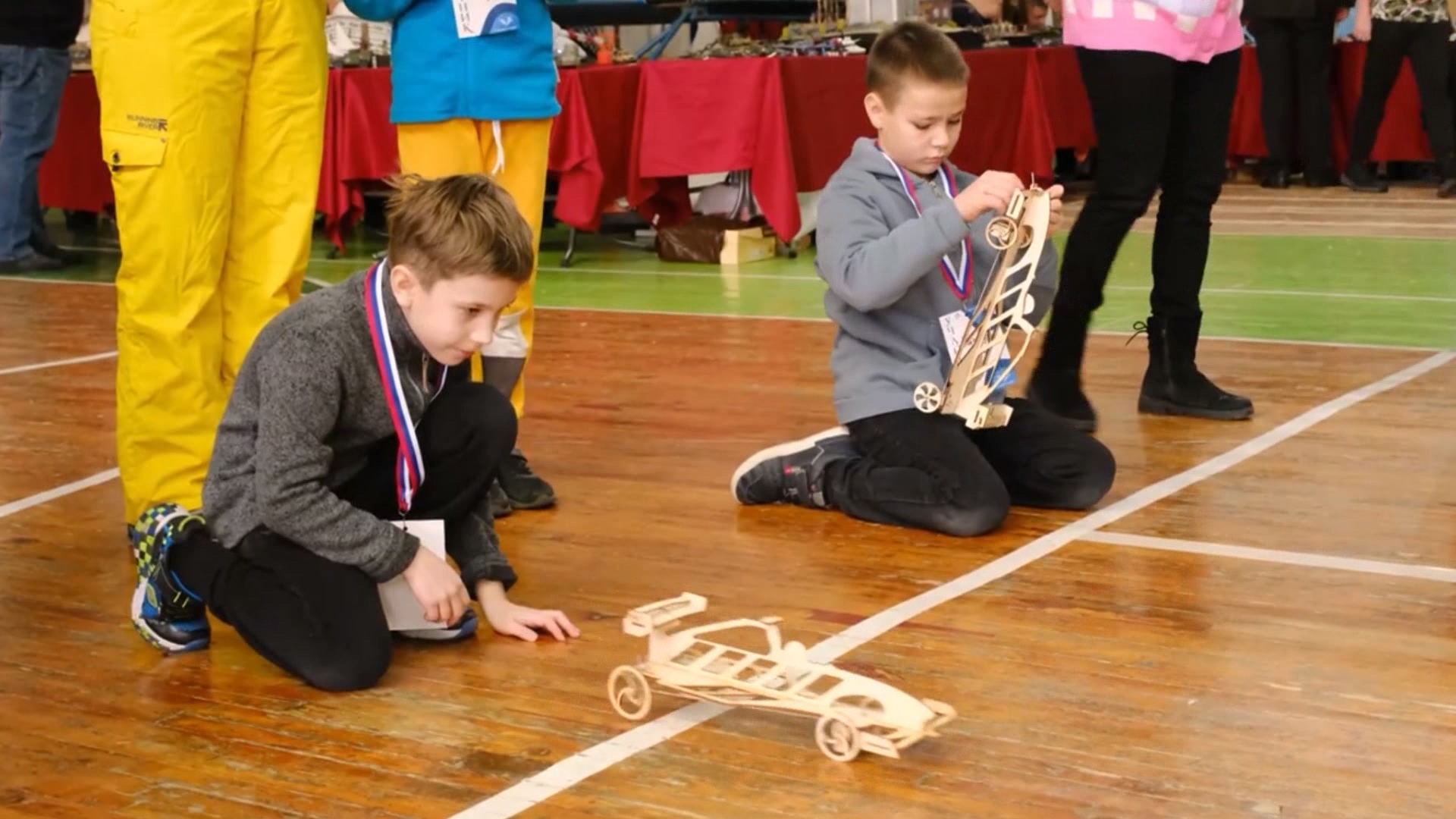Дети в Челябинске учатся конструировать самолеты, автомобили и суда