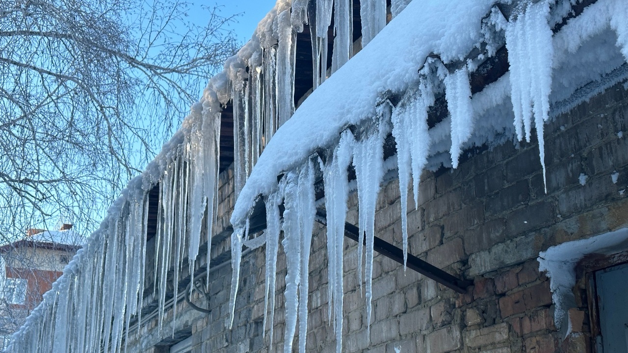 Жителей Челябинска предупреждают об опасности схода льда и снега с крыш