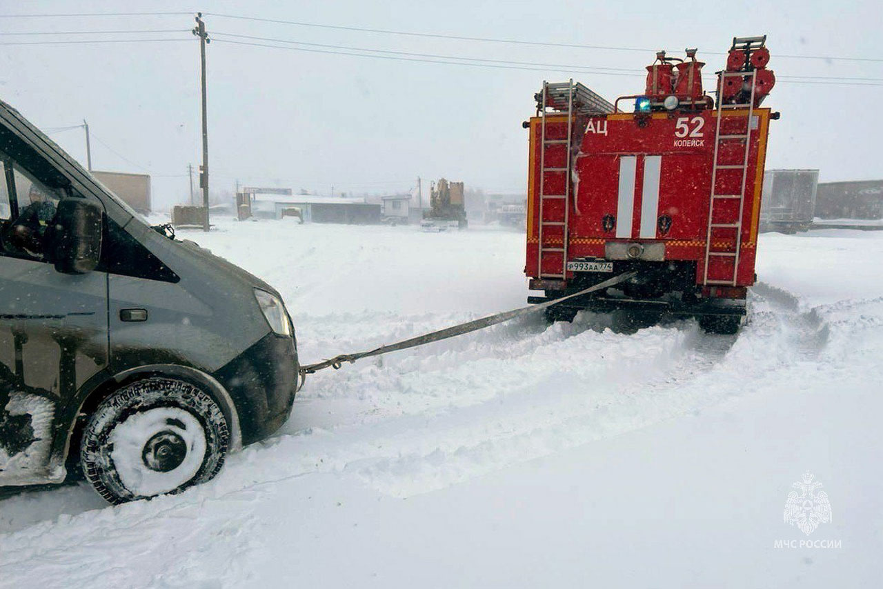 Из снежных заносов в Челябинской области вытащили около 60 автомобилей