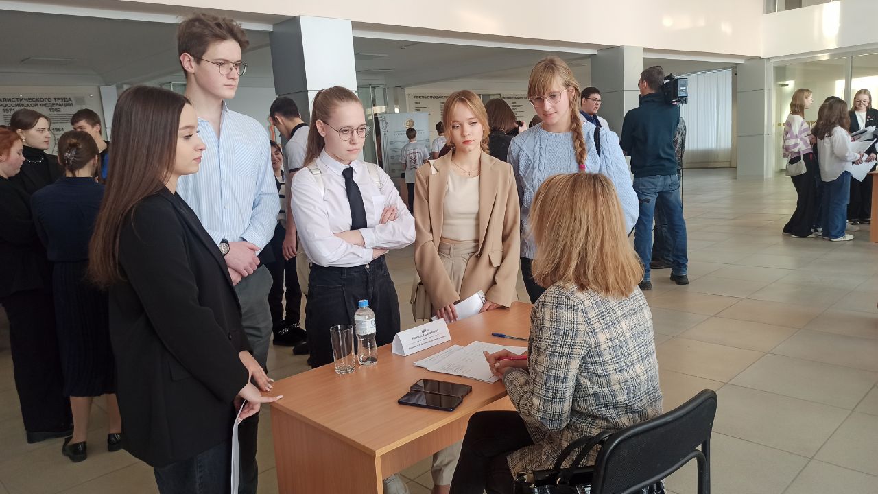 Школьники Магнитогорска на один день стали чиновниками: какие проблемы города решали