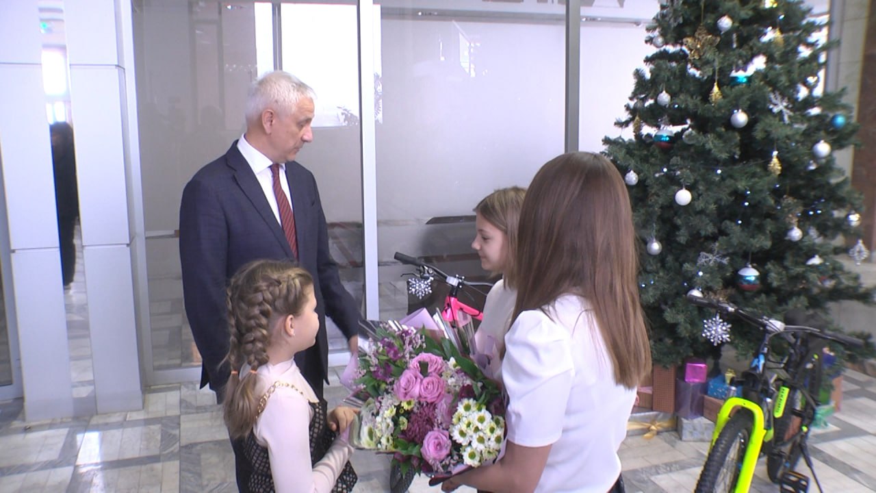 Дети в Магнитогорске получили подарки в рамках акции "Елка желаний"