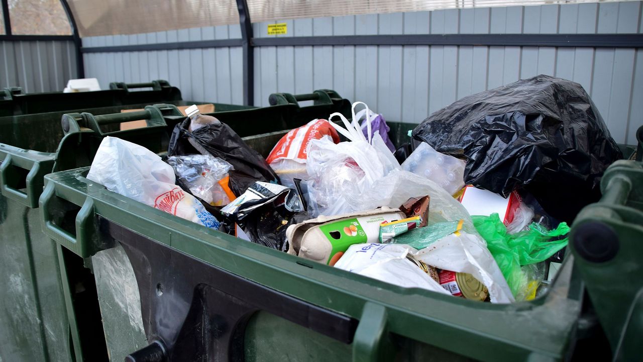 Жители Челябинска пожаловались на проблемы с вывозом мусора во дворах