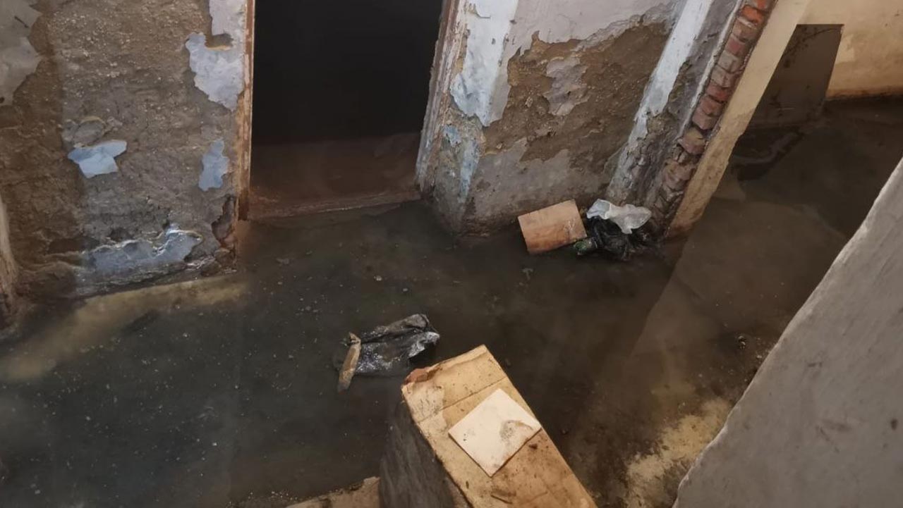 Едкий запах и отсутствие света: жилые дома в Челябинске тонут в канализационных стоках