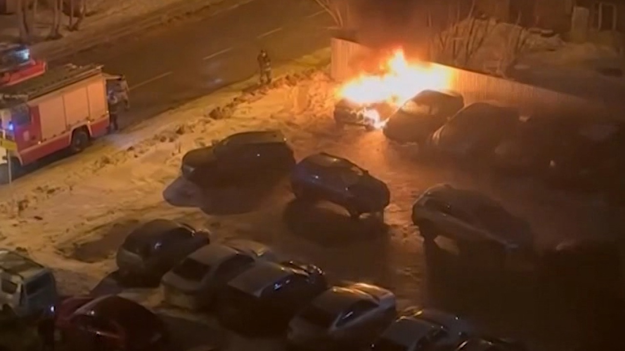 В Челябинске во дворе дома вспыхнул автомобиль