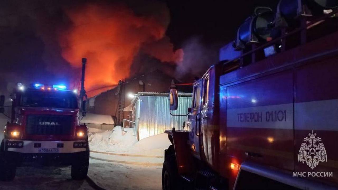 Ангар с зерном и сеном горит в Челябинской области