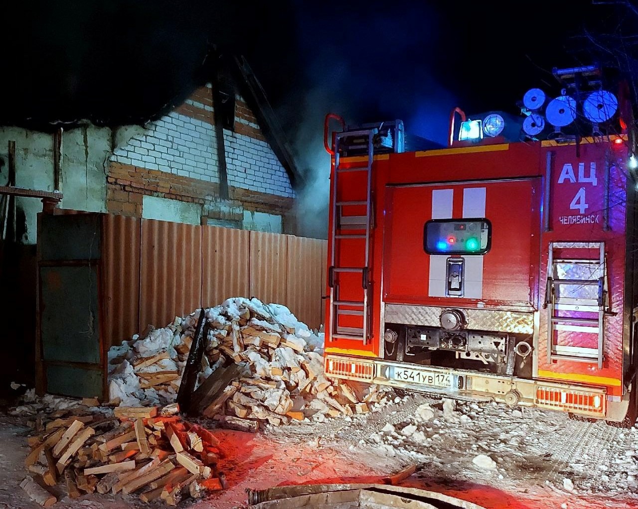 В Челябинске маленькие брат и сестра погибли на пожаре в садовом домике 