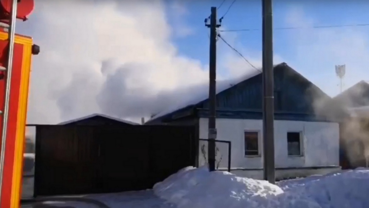 В Челябинской области чуть не сгорел одноэтажный частный дом ВИДЕО