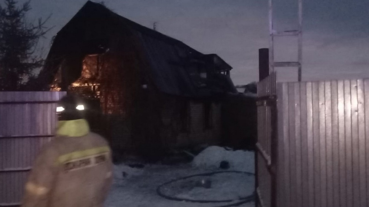В деревне под Челябинском сгорел жилой дом: хозяин спасся чудом